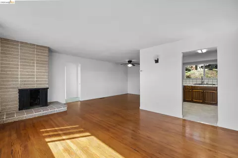 Living - 1509 Lassen Ct, Vallejo, CA 94591 photo 4 of 8