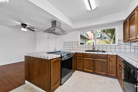 Kitchen - 1509 Lassen Ct, Vallejo, CA 94591 photo 2 of 4