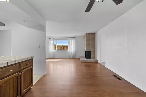 Living - 1509 Lassen Ct, Vallejo, CA 94591 photo 8 of 8