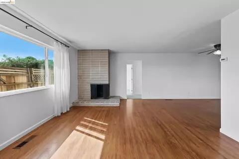 Living - 1509 Lassen Ct, Vallejo, CA 94591 photo 3 of 8