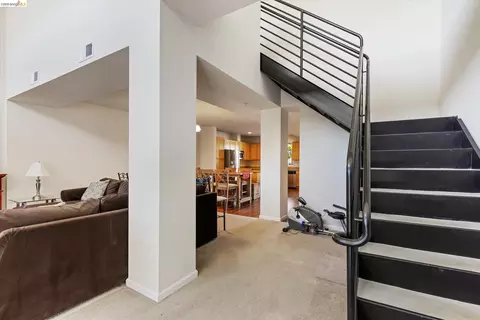 Entry Way - 88 E 6th St #215, Pittsburg, CA 94565 photo 1 of 3