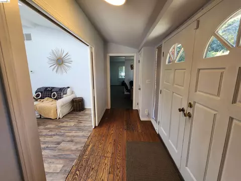 Entry Way - 21 Monte Vista Ave, Vallejo, CA 94590 photo 3 of 4