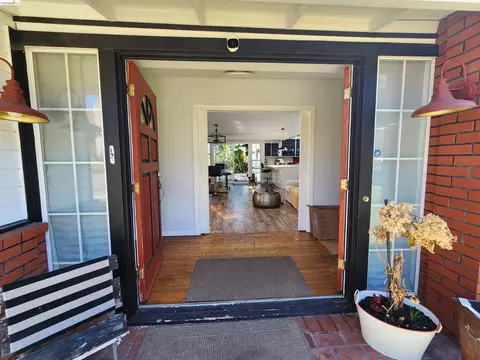 Entry Way - 21 Monte Vista Ave, Vallejo, CA 94590 photo 1 of 4