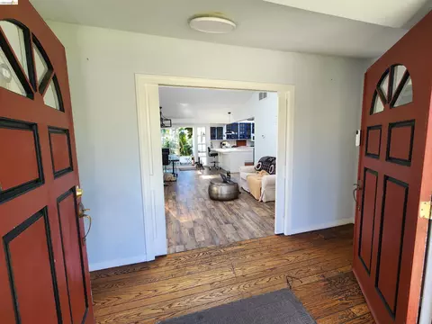 Entry Way - 21 Monte Vista Ave, Vallejo, CA 94590 photo 2 of 4