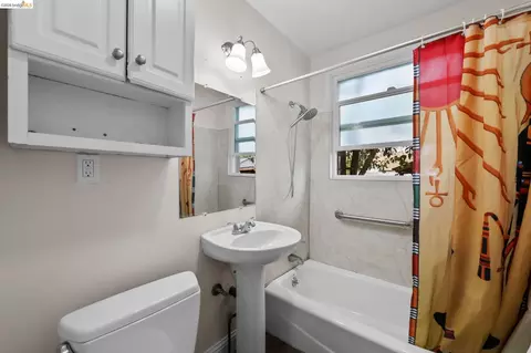 Bath - 104 Foster St, Vallejo, CA 94591 photo 1 of 1