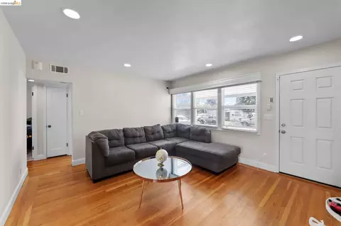 Living - 104 Foster St, Vallejo, CA 94591 photo 2 of 2