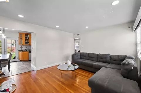 Living - 104 Foster St, Vallejo, CA 94591 photo 1 of 2