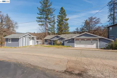 30 Paulsen St, Weaverville, CA 96093