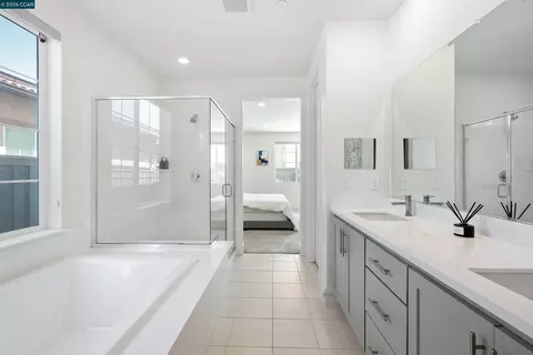 Bath - 6274 Carousel Ave, Tracy, CA 95377 photo 4 of 7