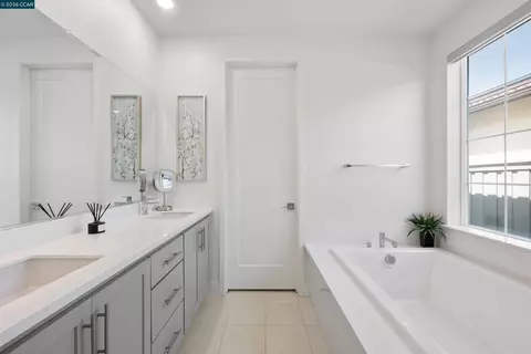 Bath - 6274 Carousel Ave, Tracy, CA 95377 photo 3 of 7