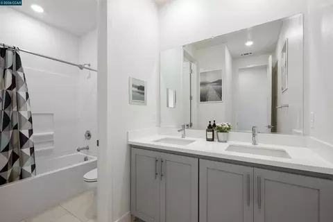 Bath - 6274 Carousel Ave, Tracy, CA 95377 photo 6 of 7