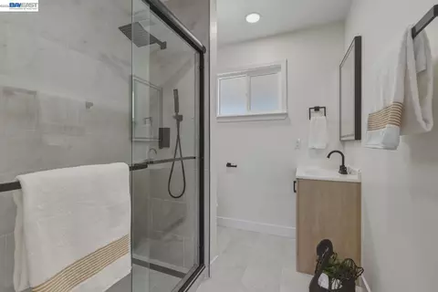 Bath - 1726 Eagle Ave, Alameda, CA 94501 photo 5 of 6