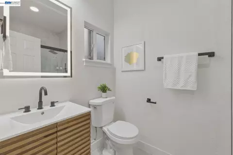 Bath - 1726 Eagle Ave, Alameda, CA 94501 photo 1 of 6