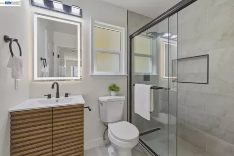 Bath - 1726 Eagle Ave, Alameda, CA 94501 photo 3 of 6