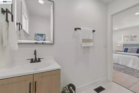 Bath - 1726 Eagle Ave, Alameda, CA 94501 photo 6 of 6
