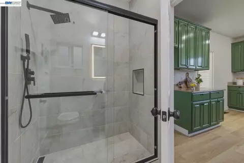 Bath - 1726 Eagle Ave, Alameda, CA 94501 photo 2 of 6
