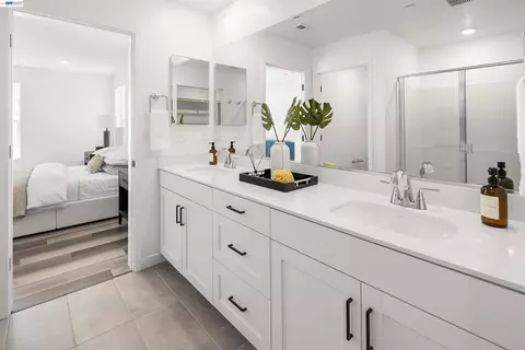 Bath - 854 Pecan Tree Ln, Galt, CA 95632 photo 1 of 2