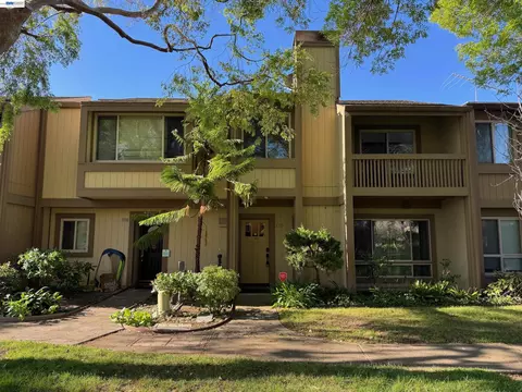 3211 Phoenix Ln, Alameda, CA 94502