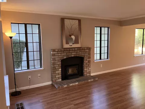 Living - 181 Yachtsman Dr, Vallejo, CA 94591 photo 1 of 5