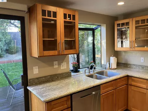 Kitchen - 181 Yachtsman Dr, Vallejo, CA 94591 photo 4 of 5