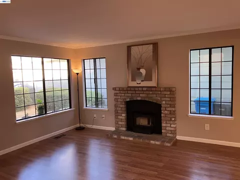 Living - 181 Yachtsman Dr, Vallejo, CA 94591 photo 2 of 5