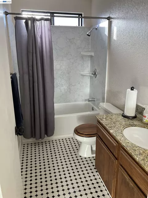 Bath - 181 Yachtsman Dr, Vallejo, CA 94591 photo 3 of 8