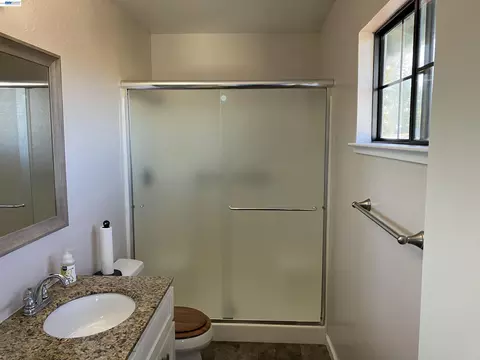 Bath - 181 Yachtsman Dr, Vallejo, CA 94591 photo 6 of 8