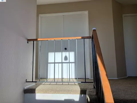 Entry Way - 181 Yachtsman Dr, Vallejo, CA 94591 photo 5 of 7