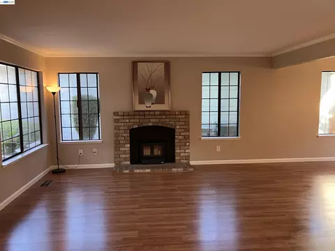 Living - 181 Yachtsman Dr, Vallejo, CA 94591 photo 3 of 5
