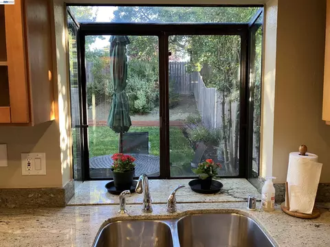 Kitchen - 181 Yachtsman Dr, Vallejo, CA 94591 photo 5 of 5