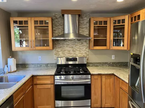Kitchen - 181 Yachtsman Dr, Vallejo, CA 94591 photo 3 of 5