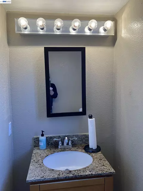 Bath - 181 Yachtsman Dr, Vallejo, CA 94591 photo 1 of 8