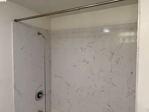 Bath - 988 Franklin St #601, Oakland, CA 94607 photo 7 of 7