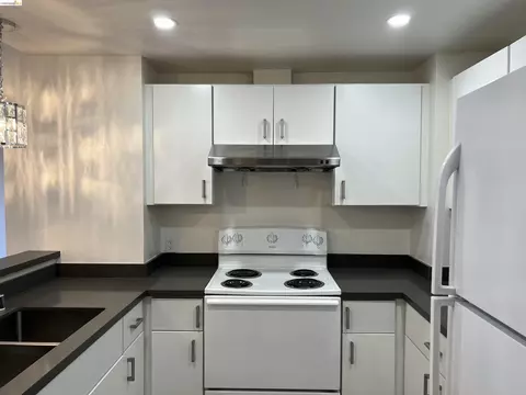Kitchen - 988 Franklin St #601, Oakland, CA 94607 photo 2 of 3