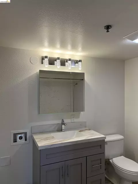 Bath - 988 Franklin St #601, Oakland, CA 94607 photo 1 of 7