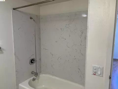Bath - 988 Franklin St #601, Oakland, CA 94607 photo 5 of 7