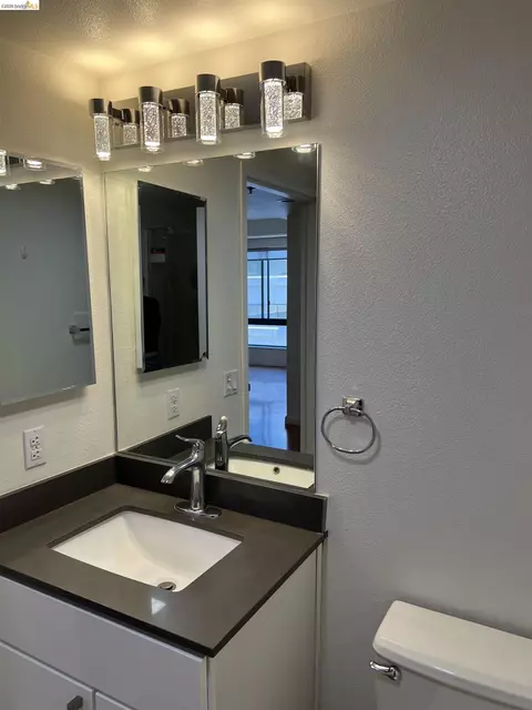 Bath - 988 Franklin St #601, Oakland, CA 94607 photo 2 of 7