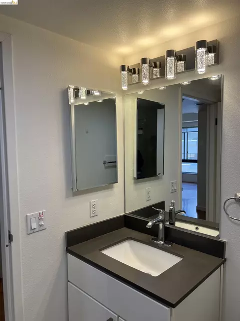 Bath - 988 Franklin St #601, Oakland, CA 94607 photo 4 of 7