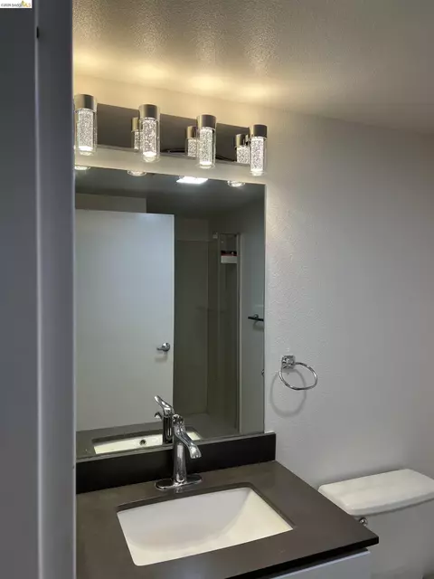 Bath - 988 Franklin St #601, Oakland, CA 94607 photo 3 of 7