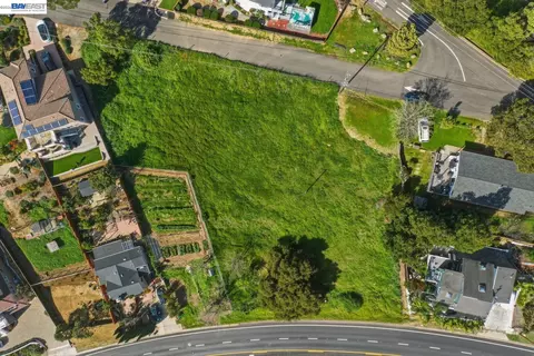 27188 Hayward Blvd, Hayward, CA 94542