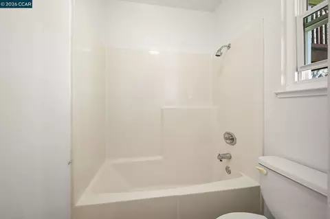 Bath - 523 Thistle Cir, Martinez, CA 94553 photo 2 of 4