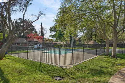 Exterior - 5497 Roundtree Dr #D, Concord, CA 94521 photo 4 of 5