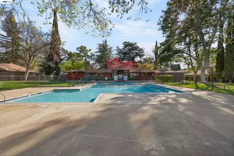 Exterior - 5497 Roundtree Dr #D, Concord, CA 94521 photo 5 of 5