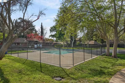 Exterior - 5497 Roundtree Dr #D, Concord, CA 94521 photo 3 of 5