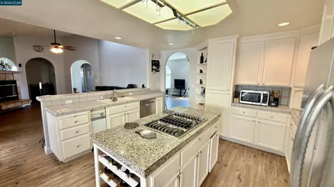 Kitchen - 5593 Edgeview Dr, Discovery Bay, CA 94505 photo 2 of 3