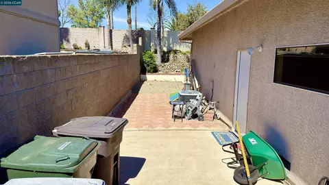 Exterior - 5593 Edgeview Dr, Discovery Bay, CA 94505 photo 7 of 12