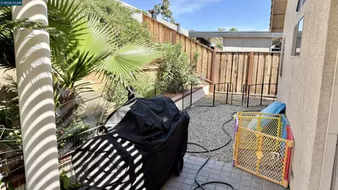 Exterior - 5593 Edgeview Dr, Discovery Bay, CA 94505 photo 8 of 12