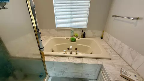 Bath - 5593 Edgeview Dr, Discovery Bay, CA 94505 photo 4 of 5