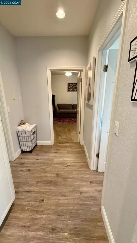 Entry Way - 5593 Edgeview Dr, Discovery Bay, CA 94505 photo 4 of 5