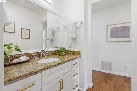 Bath - 8318 Mulberry Pl, Dublin, CA 94568 photo 6 of 7